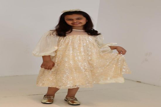 صورة فستان بريق وردي بلمسات فاخرة